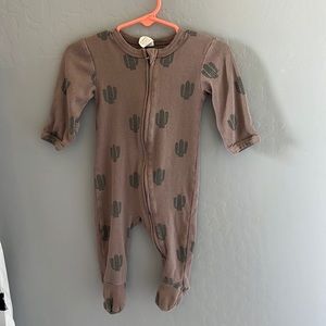 Kate Quinn footed onesie 3-6m